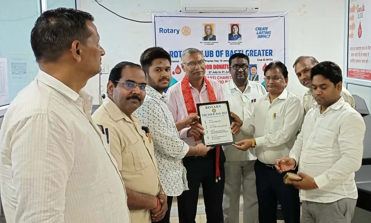 रोटरी क्लब बस्ती ग्रेटर की पहलः शिविर में 52 ने किया रक्तदान