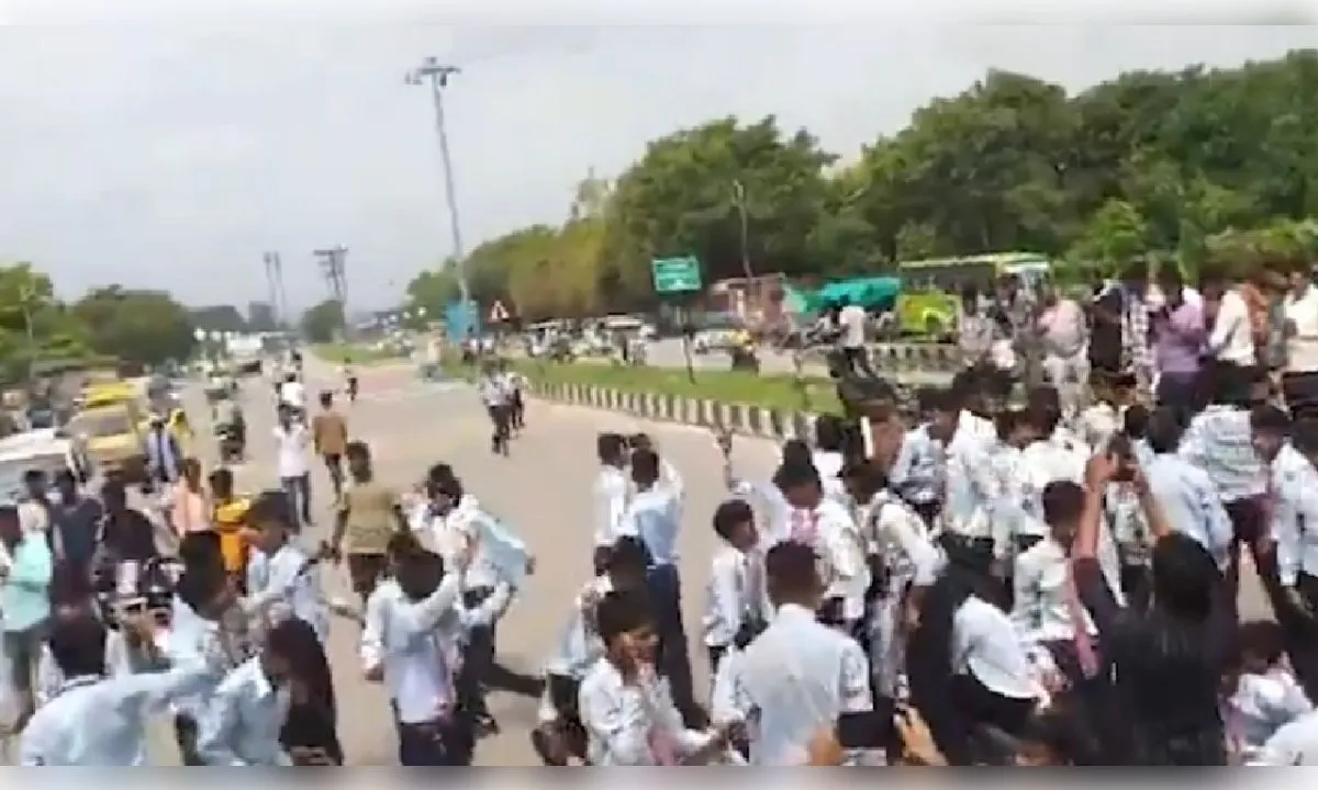 शिक्षकों की कमी को लेकर छात्रों का प्रदर्शन, जाम में फंसे मंत्री असीम अरुण