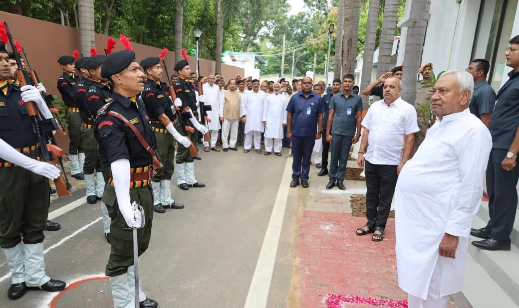 पूर्व मुख्यमंत्री नीतीश कुमार ने ध्वजारोहण कर प्रदेशवासियों को दी बधाई