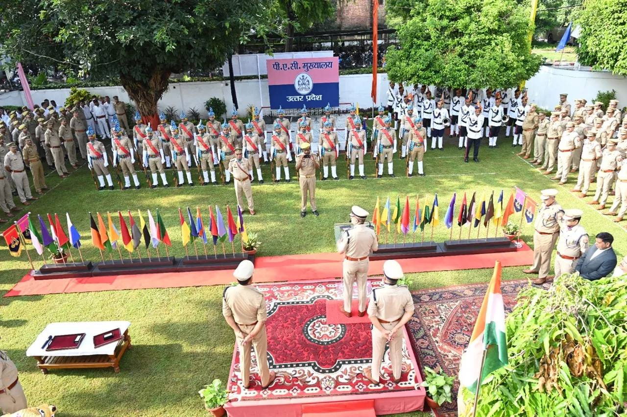 स्वतंत्रता दिवस पर PAC मुख्यालय में ध्वजारोहण, उत्कृष्ट सेवा के लिए पुलिसकर्मी सम्मानित