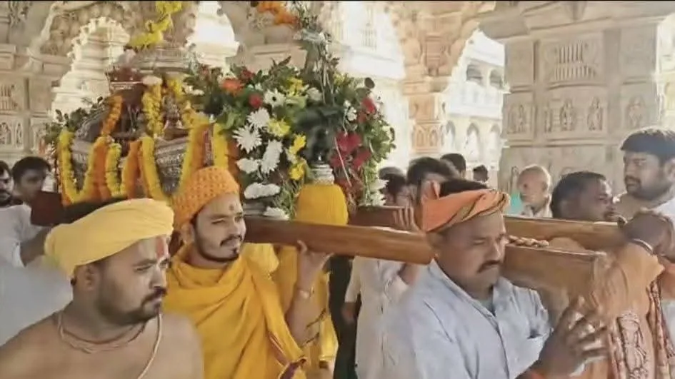  अयोध्या : राम मंदिर में शुरू हुआ रामलला का झूलनोत्सव