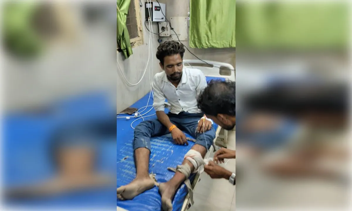 फर्रुखाबाद में सर्पदंश से पीड़ित दोस्त के साथ जिंदा सांप लेकर अस्पताल पहुंचा युवक