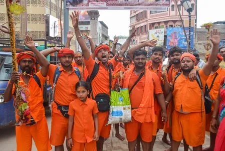 सावन का आज तीसरा सोमवार : वाराणसी में  कांवड़ियों की उमड़ी भारी भीड़