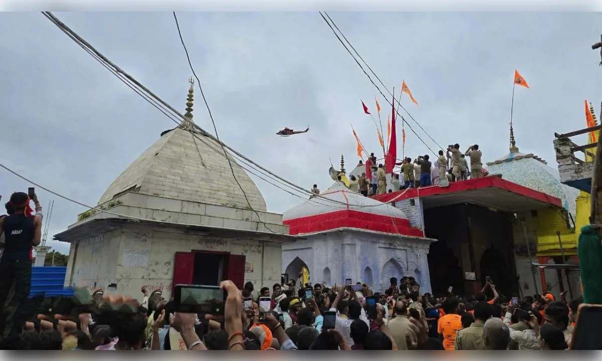 लोधेश्वर महादेवा में शिवभक्तों पर हेलीकॉप्टर से हुई पुष्पवर्षा
