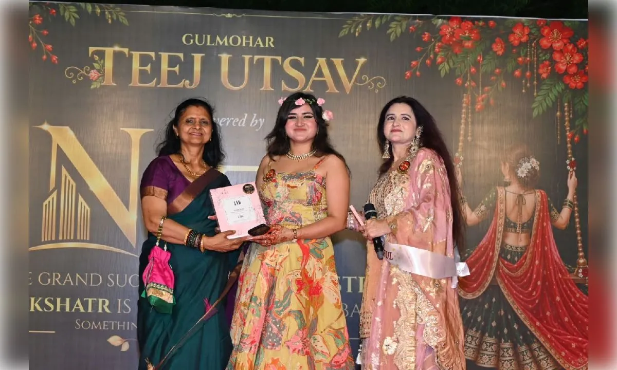 गुलमोहर एनक्लेव सोसायटी में धूमधाम से मना तीज उत्सव, वर्णिका जैन बनीं मिस तीज क्वीन