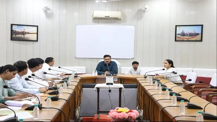 खनिज के अवैध उत्खनन, परिवहन एवं भंडारण पर करें सख्त कार्रवाई : संभागायुक्त शर्मा