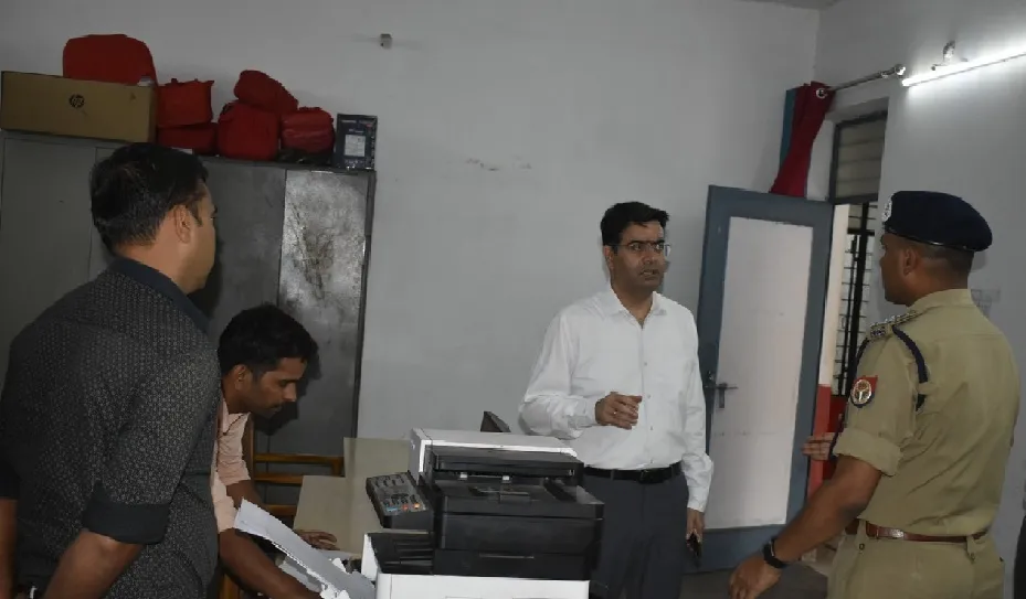 लखनऊ पुलिस कार्यालय में औचक निरीक्षण, कमिश्नर तरुण गाबा ने परखी व्यवस्थाएं