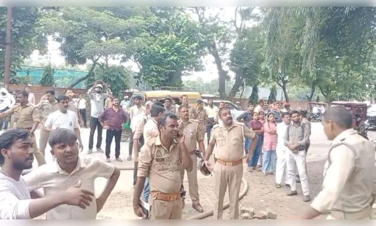 जौनपुर में बेकरी में शॉर्ट सर्किट से लगी आग, 10 लाख का सामान जलकर राख