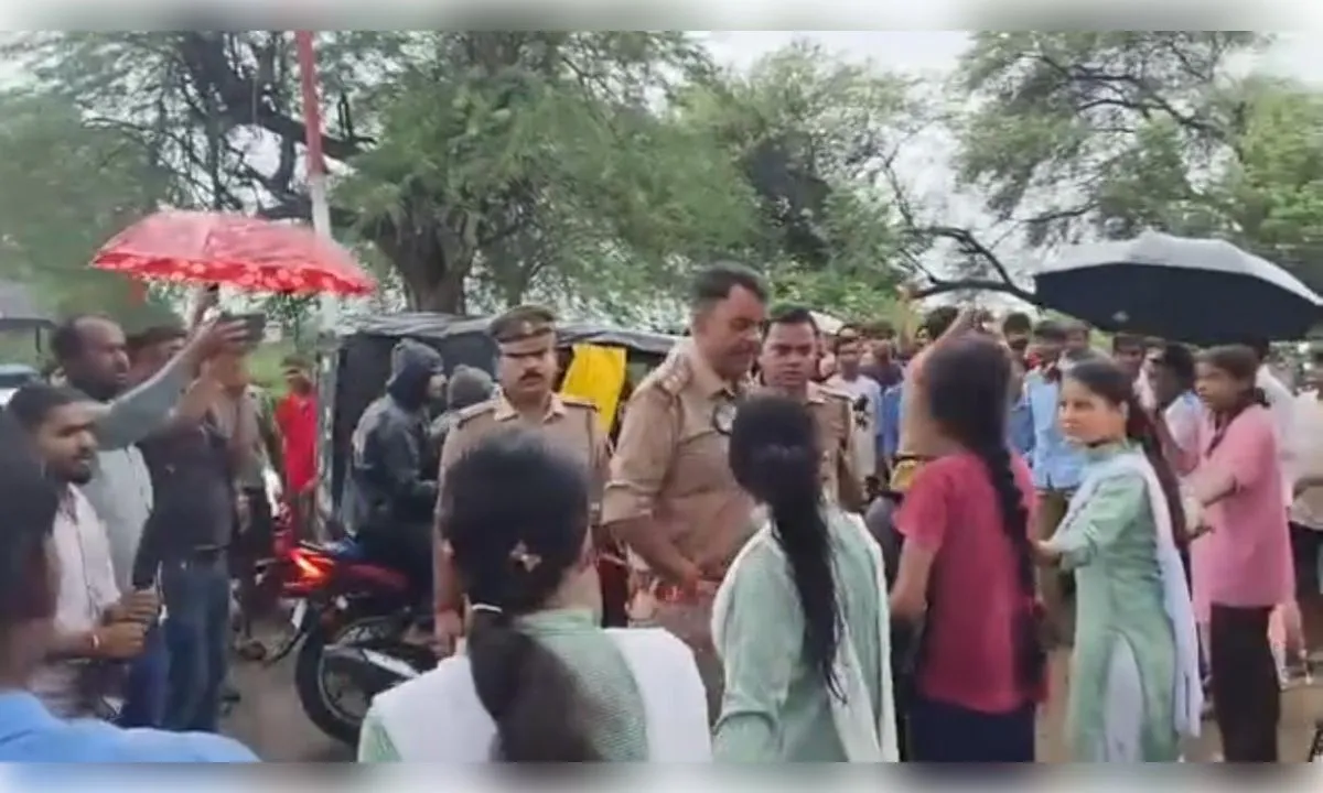  सड़क की मांग को लेकर छात्र-छात्राओं ने राष्ट्रीय राजमार्ग किया जाम