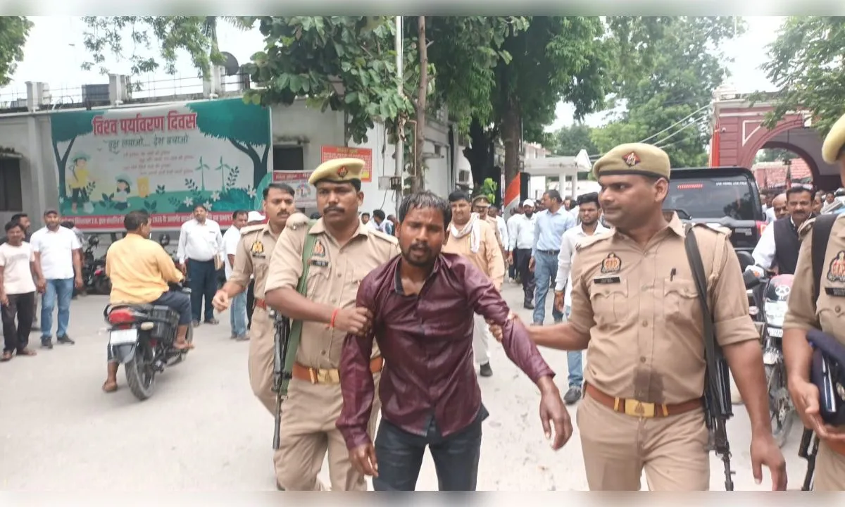 डीएम कार्यालय के सामने एक परिवार ने आत्मदाह का किया प्रयास