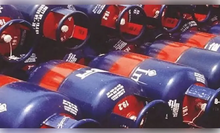 कमर्शियल LPG सिलेंडर हुआ ₹200 से ज्यादा सस्ता, होटल-रेस्टोरेंट कारोबारियों को बड़ी राहत