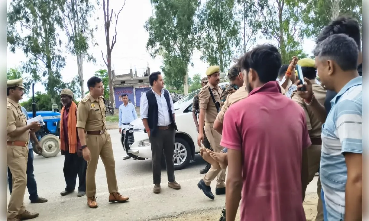 सोनभद्र : जिलाधिकारी ने एसपी के साथ सड़क दुघर्टना में घायल व्यक्ति को अस्पताल भिजवाया