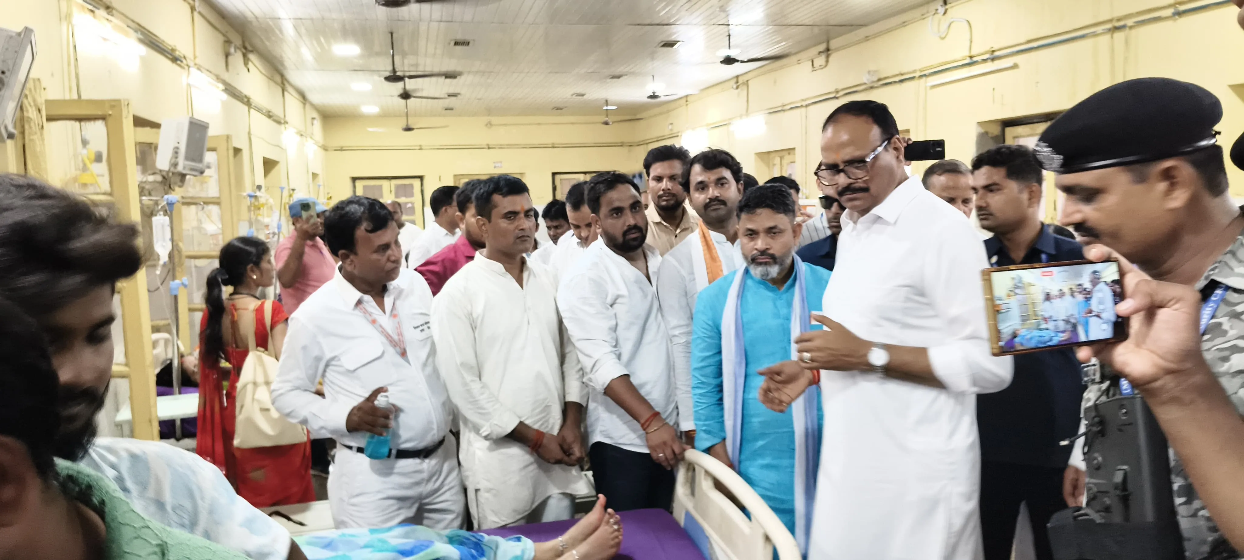 उपमुख्यमंत्री ब्रजेश पाठक ने जिला चिकित्सालय का निरीक्षण कर दिया निर्देश 