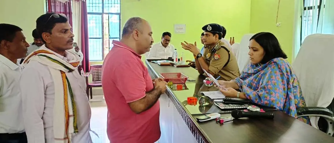 डीएम ने दिया जनशिकायतों का निस्तारण निर्धारित समय सीमा के अंदर करने का निर्देश 
