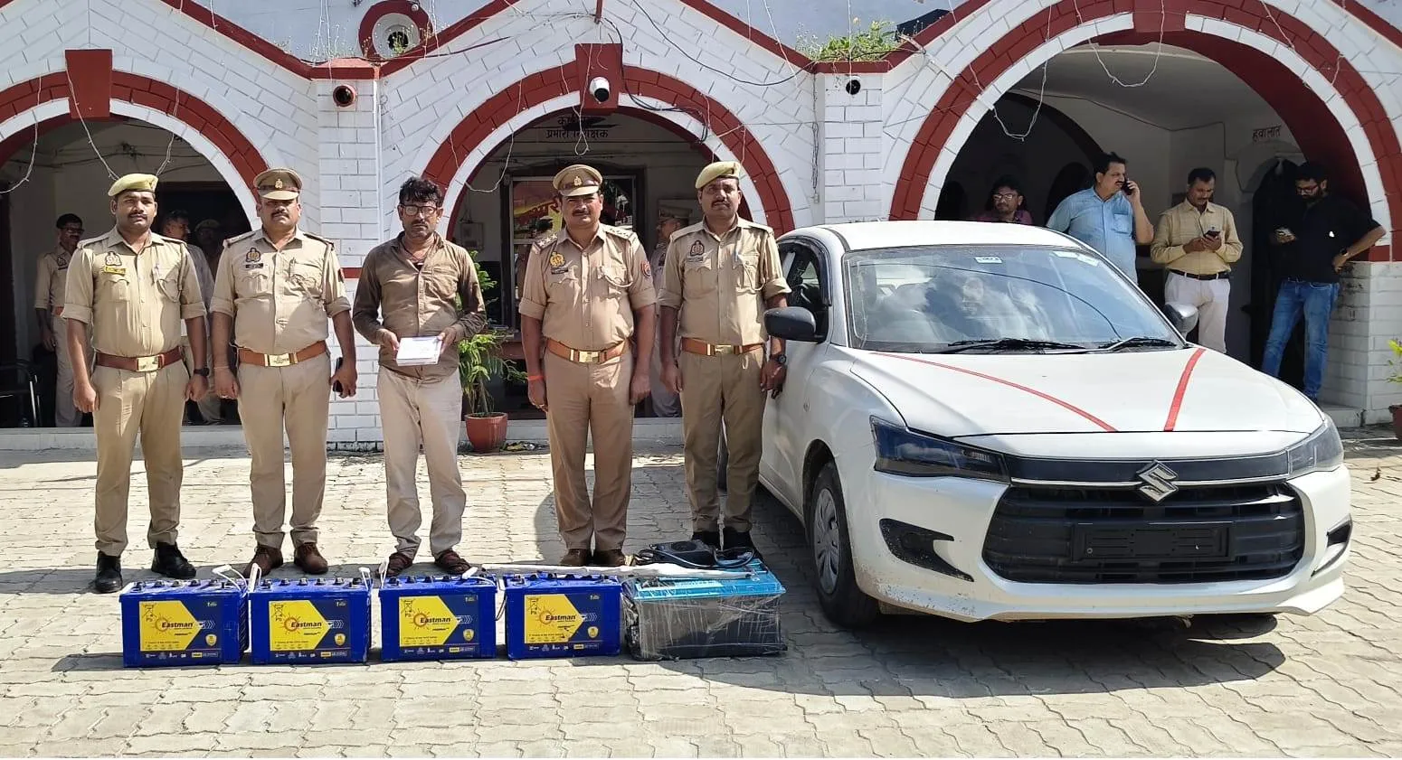 अंतरजनपदीय शातिर ई रिक्शा बैटरी चोर गिरफ्तार