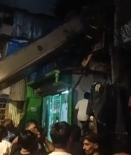 मुंबई के कुर्ला में रेलवे की लाइन और घर पर गिरी क्रेन, 11 लोग घायल