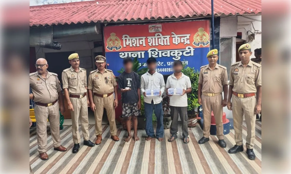 प्रयागराज : चेन लूटकांड में तीन आरोपित गिरफ्तार, तमंचे और बाइक बरामद