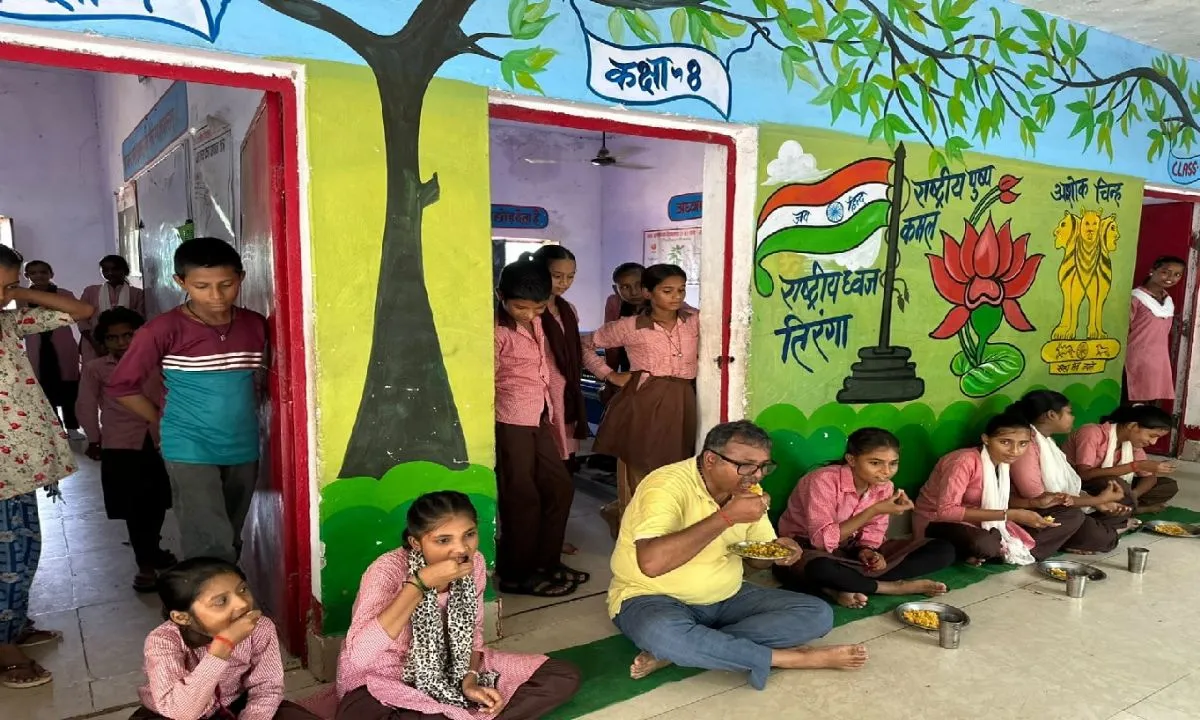 हमीरपुर में बच्चों के साथ जमीन पर बैठे विधायक, मिड डे मील का लिया स्वाद