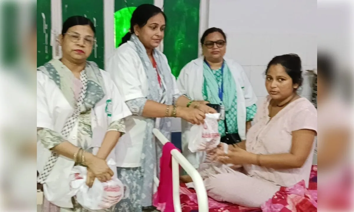 बाँदा रोटी बैंक की महिला टीम ने मरीजों को बांटे फल और बिस्किट