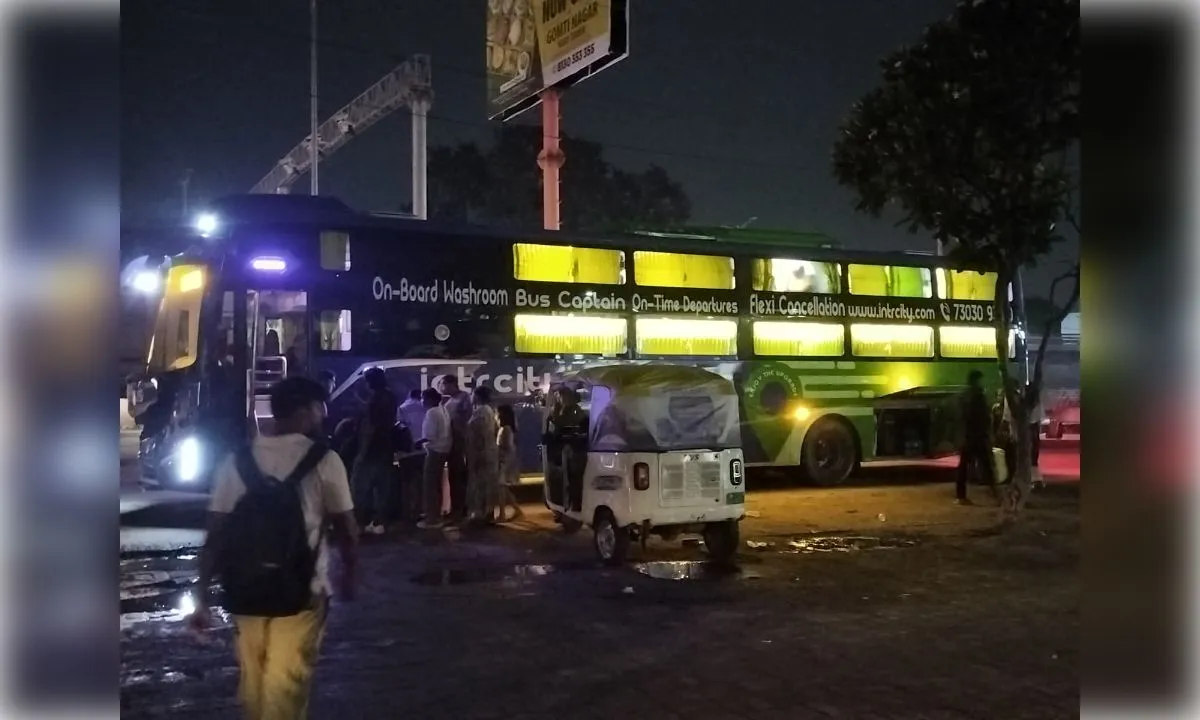 अवध बस अड्डे के पास हाईटेक स्लीपर बसों का अवैध संचालन