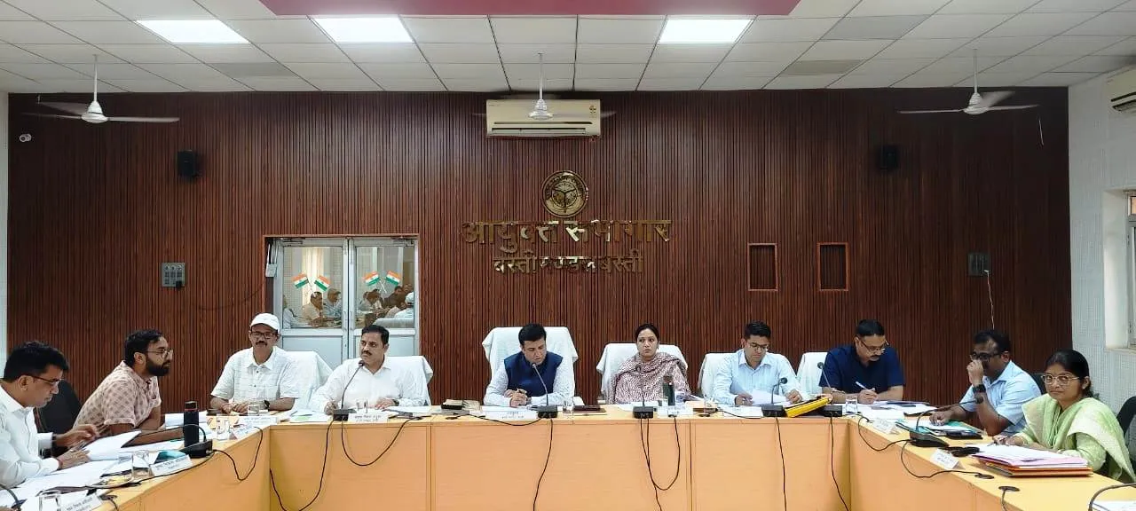 विकास कार्यों मे शिथिलता बर्दाश्त नही - मंडलायुक्त 