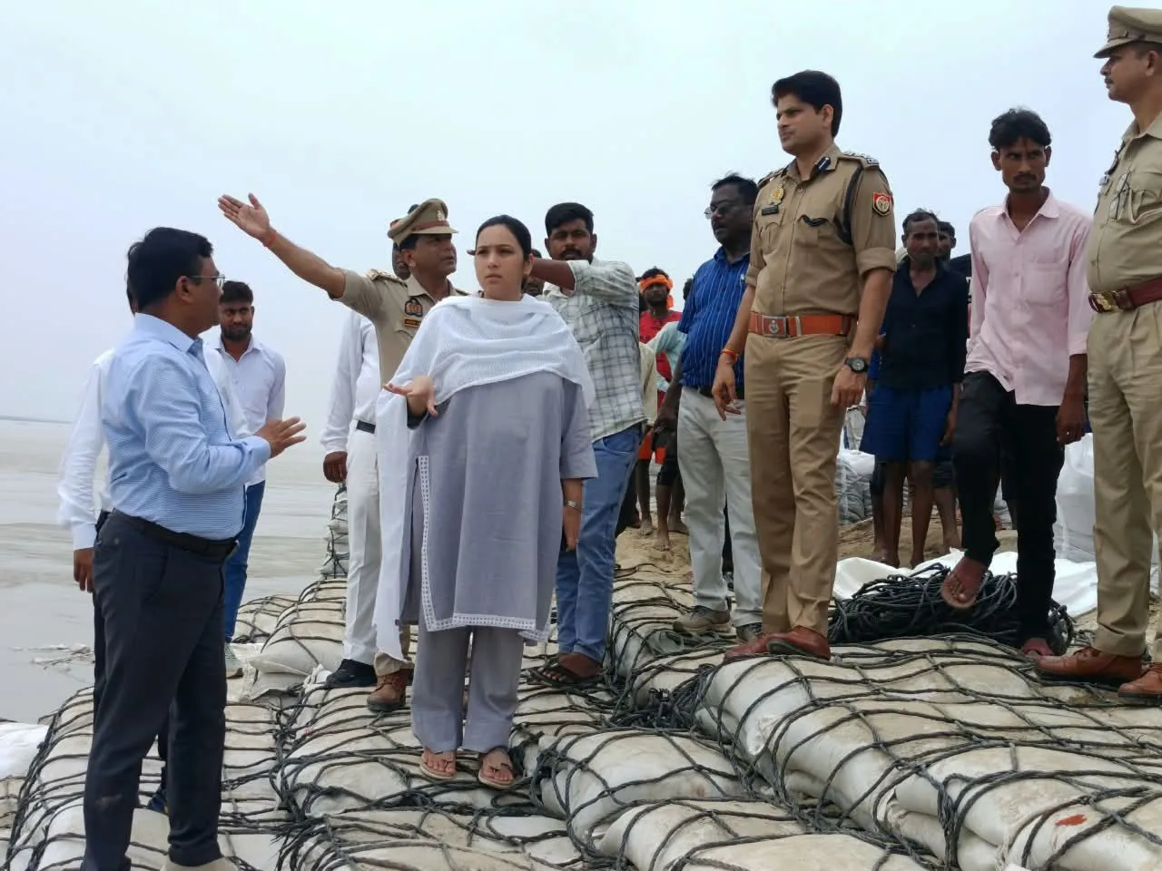 डीएम और एसपी ने निरीक्षण कर दिया तटबंध की सुरक्षा एवं निगरानी व्यवस्था को लेकर आवश्यक निर्देश 
