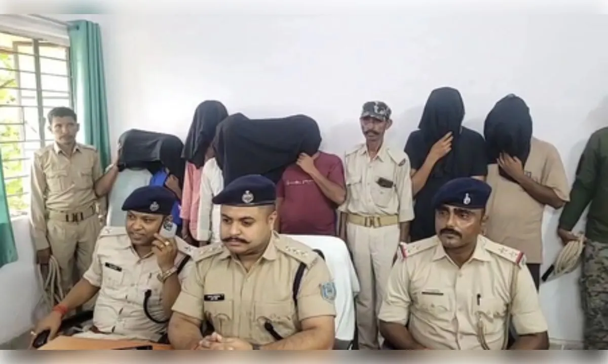 चतरा के होटल में कथित देह व्यापार रैकेट का भंडाफोड़, 5 युवतियों समेत 12 गिरफ्तार