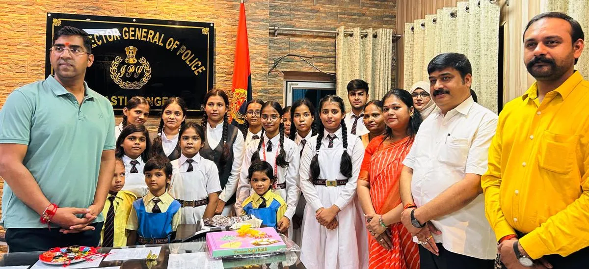 सेन्ट्रल एकेडमी की छात्राओं ने डीआईजी संजीव त्यागी को बांधा रक्षाबंधन