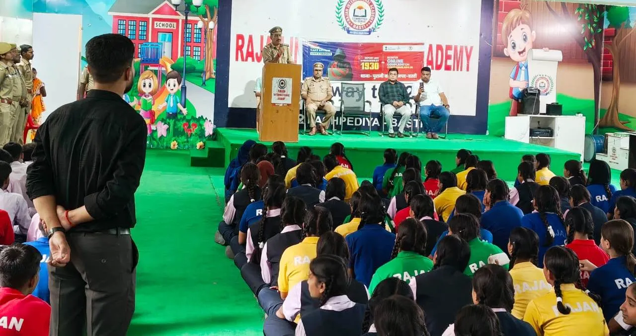 साइबर सुरक्षा जागरूकता अभियान के अन्तर्गत किया गया छात्र/छात्राओं जागरूक