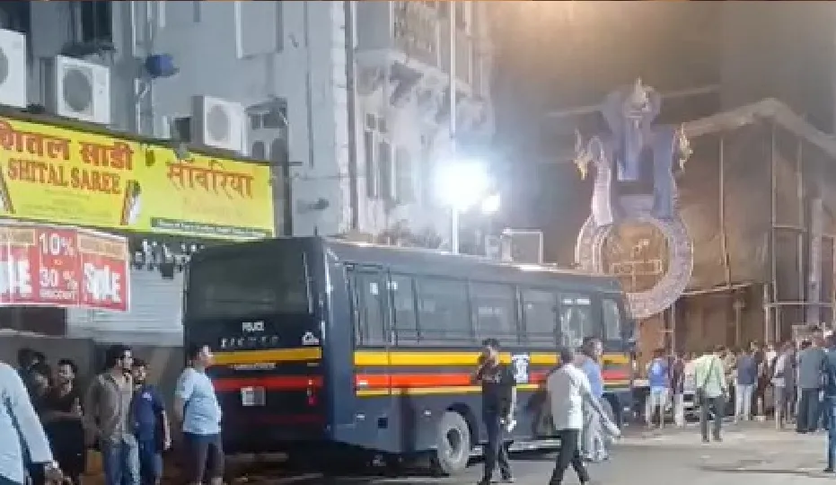 मुंबई में 22 फीट ऊंची भगवान गणेश की मूर्ति गिरी, 2 लोगों की मौत 