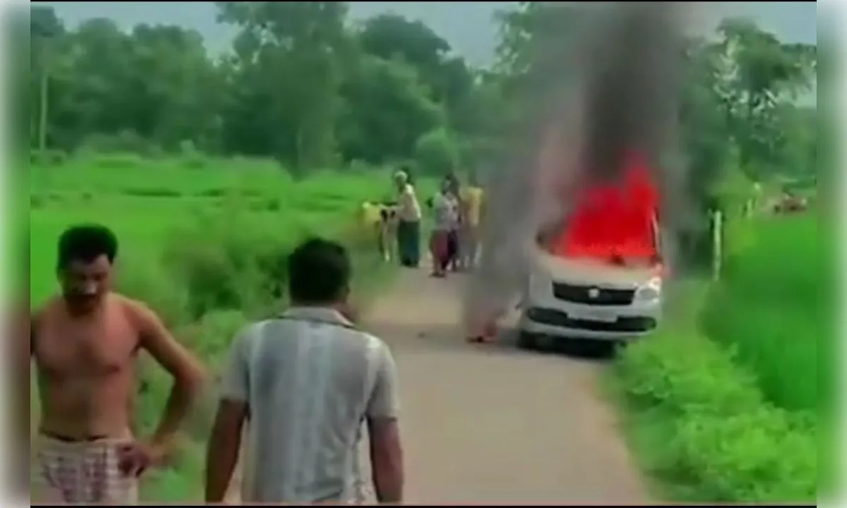 चलती कार में लगी आग, दरवाजा लॉक होने से अधेड़ की जिंदा जलकर मौत