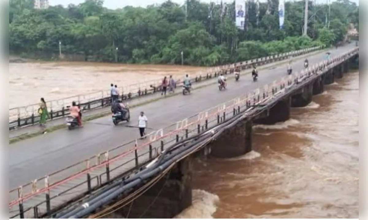 जमशेदपुर में बाढ़ का खौफ, खतरे के निशान से ऊपर खरकई नदी