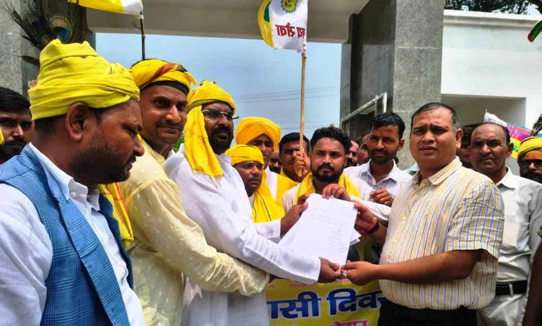 विश्व आदिवासी दिवस पर निकली शोभा यात्रा, सौंपा ज्ञापन