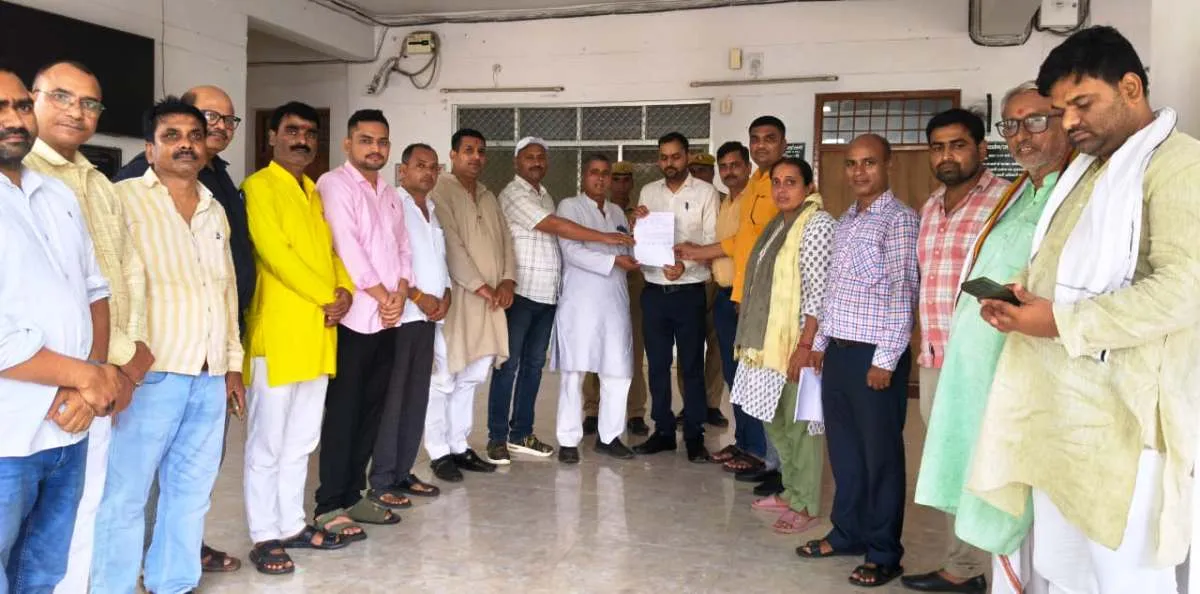 शिक्षक संघ ने डीएम को सौंपा 18 सूत्रीय ज्ञापनः समस्याओं के समाधान की मांग