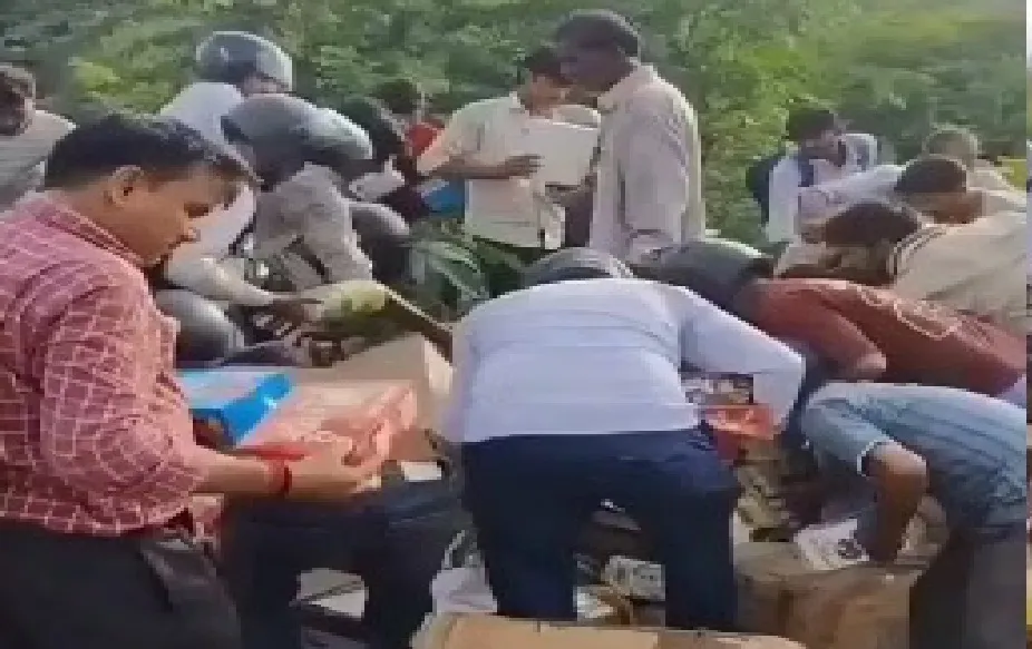 कानपुर में कूड़े के ढेर पर मिली एक्सपायरी चॉकलेट-टॉफी, उठाने के लिए मची होड़