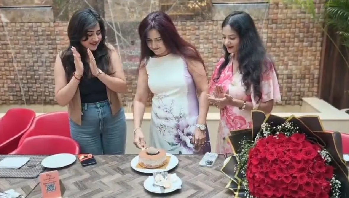 गुलमोहर एनक्लेव की पूर्व आरडब्ल्यूए अध्यक्ष रश्मि चौधरी का जन्मदिन धूमधाम से मनाया गया