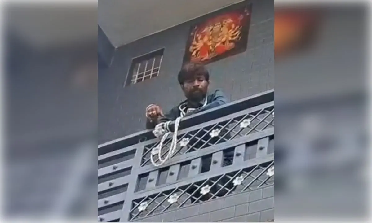 बालकनी में फंदा लगाकर बैठा युवक, मुकदमा दर्ज होने के बाद नीचे उतरा