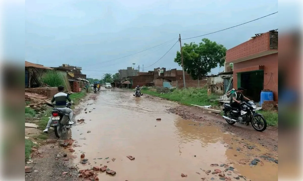 औरैया-फफूंद फोरलेन मार्ग पर बड़े-बड़े गड्ढे, राहगीर परेशान