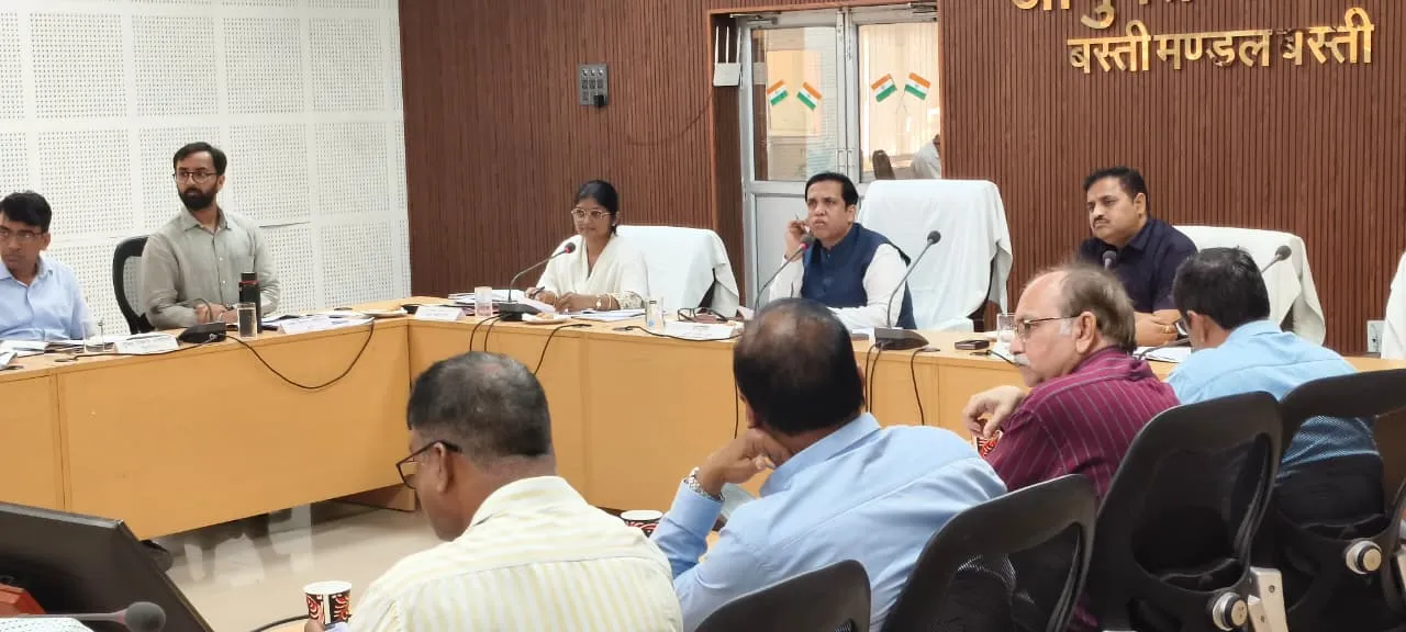 धन के अभाव में किसी भी परियोजना का कार्य प्रभावित नहीं होना चाहिए - मंडलायुक्त 