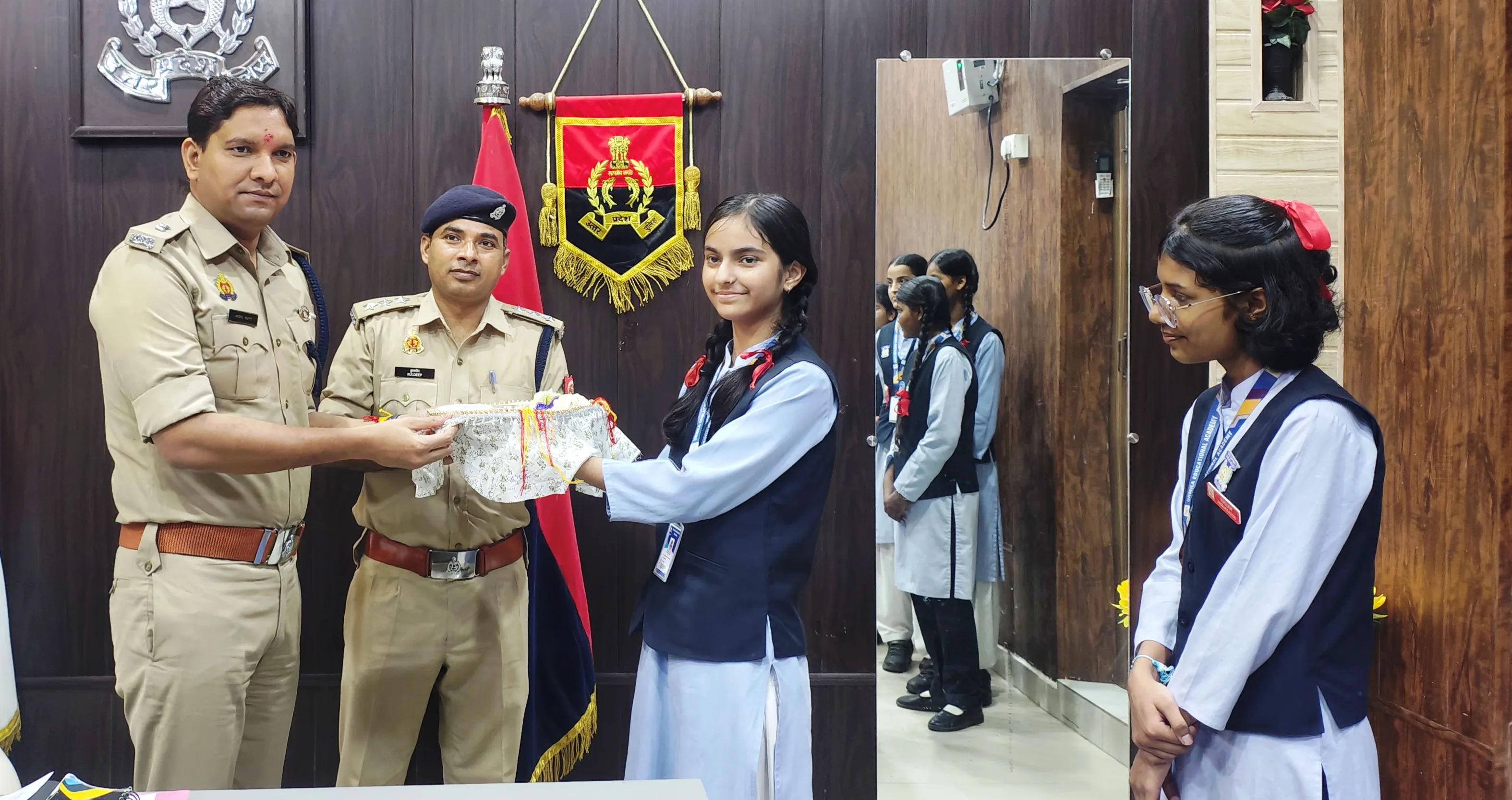 उर्मिला एजुकेशनल एकेडमी की छात्राओं ने पुलिस अधिकारियों को बाँधी राखी 