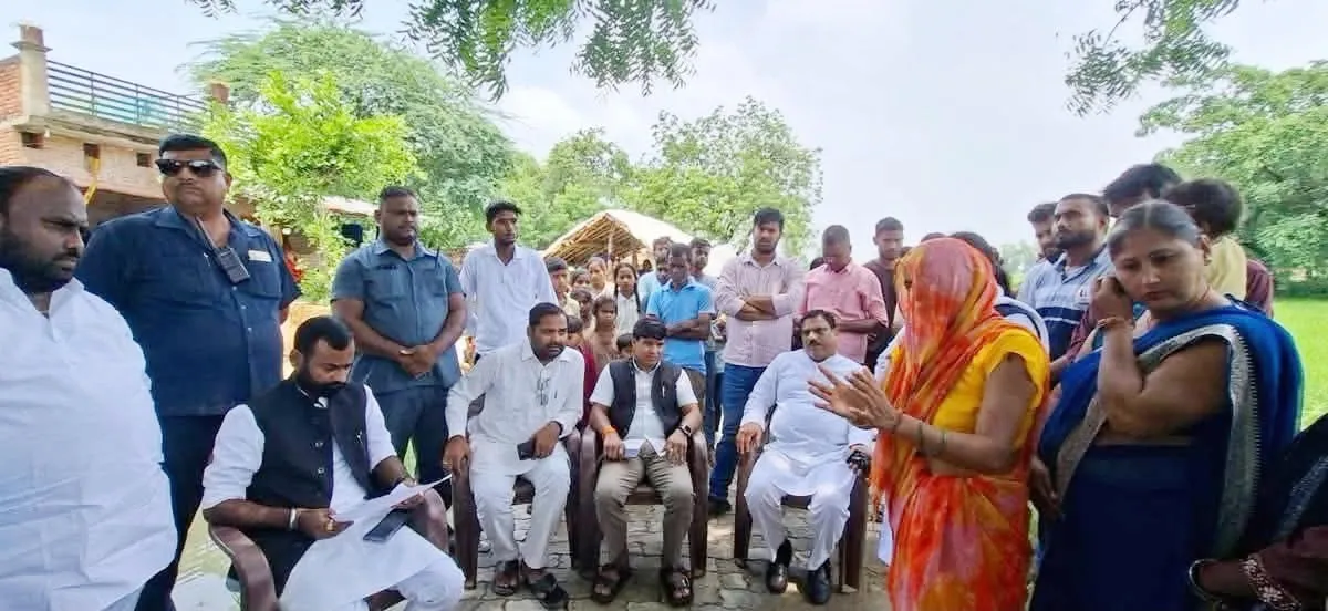 पीड़िता से मिले अजपा के नेता उत्कृष्ट मौर्य, पीड़ित को दिया हर संभव मदद का भरोसा