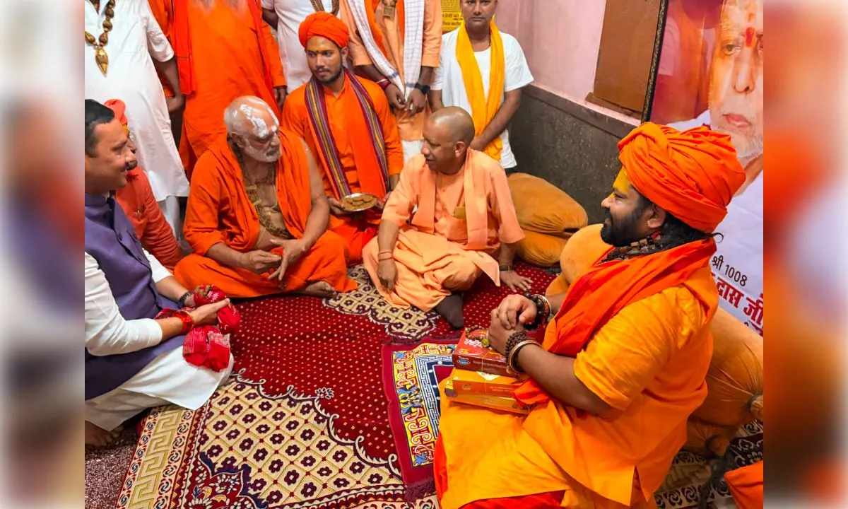 सीएम योगी ने हनुमानगढ़ी में टेका माथा, तीन घंटे के कार्यक्रम में शामिल