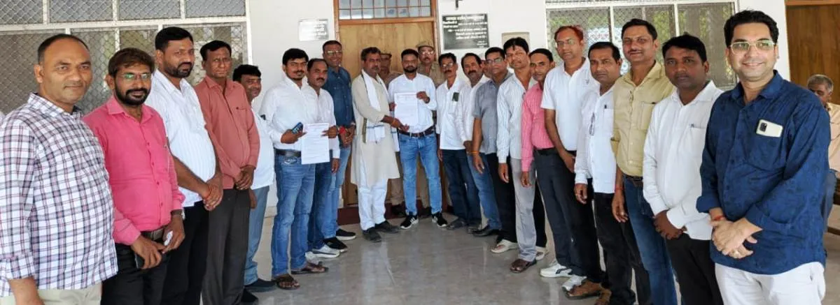 सफाईकर्मियों की नियमित उपस्थिति की मांग को लेकर शिक्षकों ने डीएम, सीडीओ को सौंपा ज्ञापन