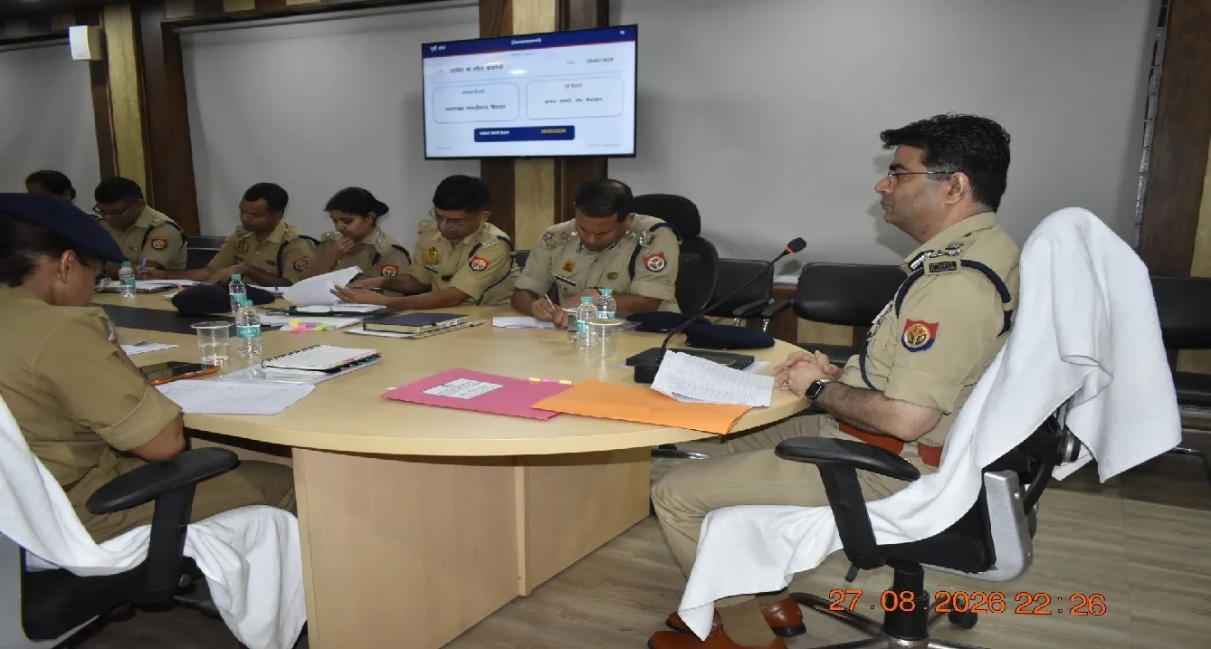 लखनऊ में आगामी त्योहारों को लेकर पुलिस आयुक्त ने की समीक्षा बैठक