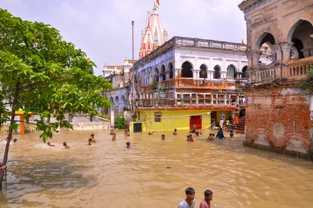 पटना में गंगा का जलस्तर घटा, लेकिन बाढ़ का संकट बरकरार, 500 से ज्यादा दुकानें प्रभावित