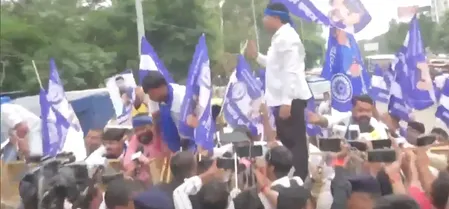 BPSC परीक्षा में कथित धांधली के खिलाफ पटना में प्रदर्शन, बैरिकेडिंग पर चढ़े प्रदर्शनकारी