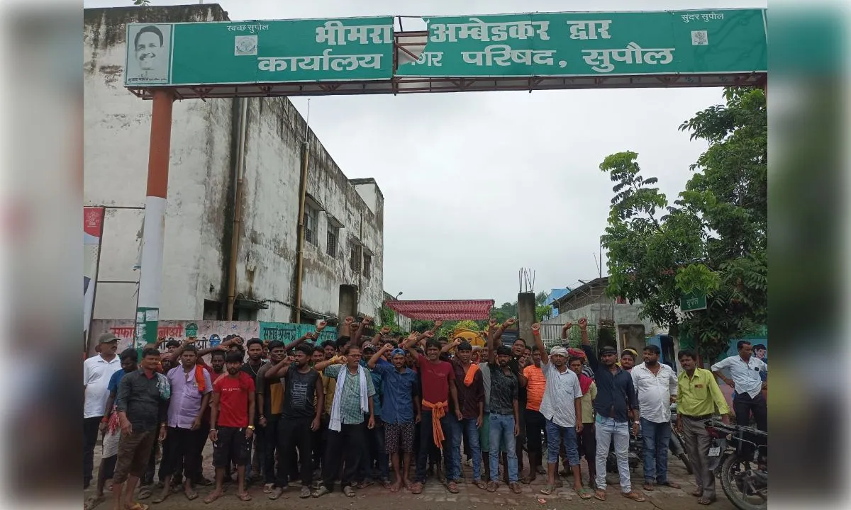 सुपौल में सफाई कर्मियों की हड़ताल, शहर में कूड़े का अंबार