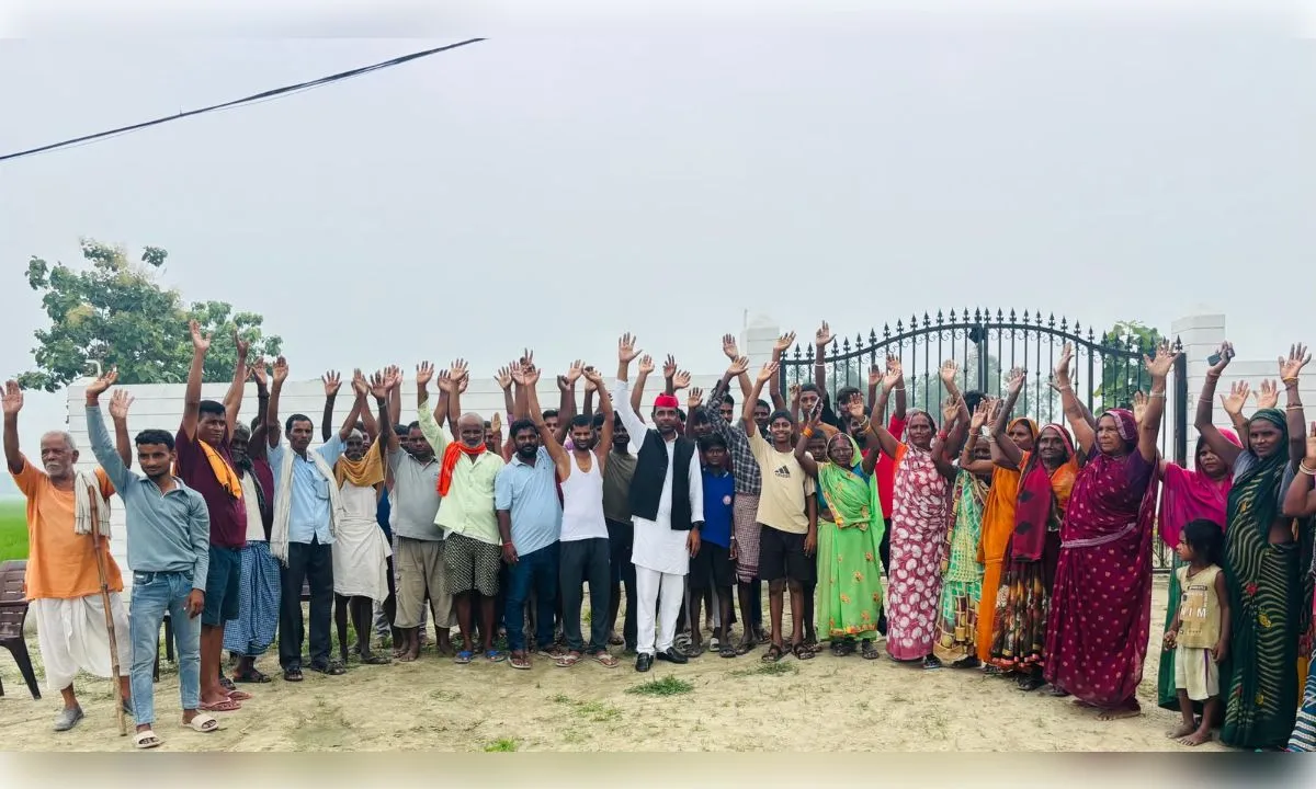 बिजली संकट पर ग्रामीणों का प्रदर्शन, सपा नेता विजय रावत ने दी धरने की चेतावनी