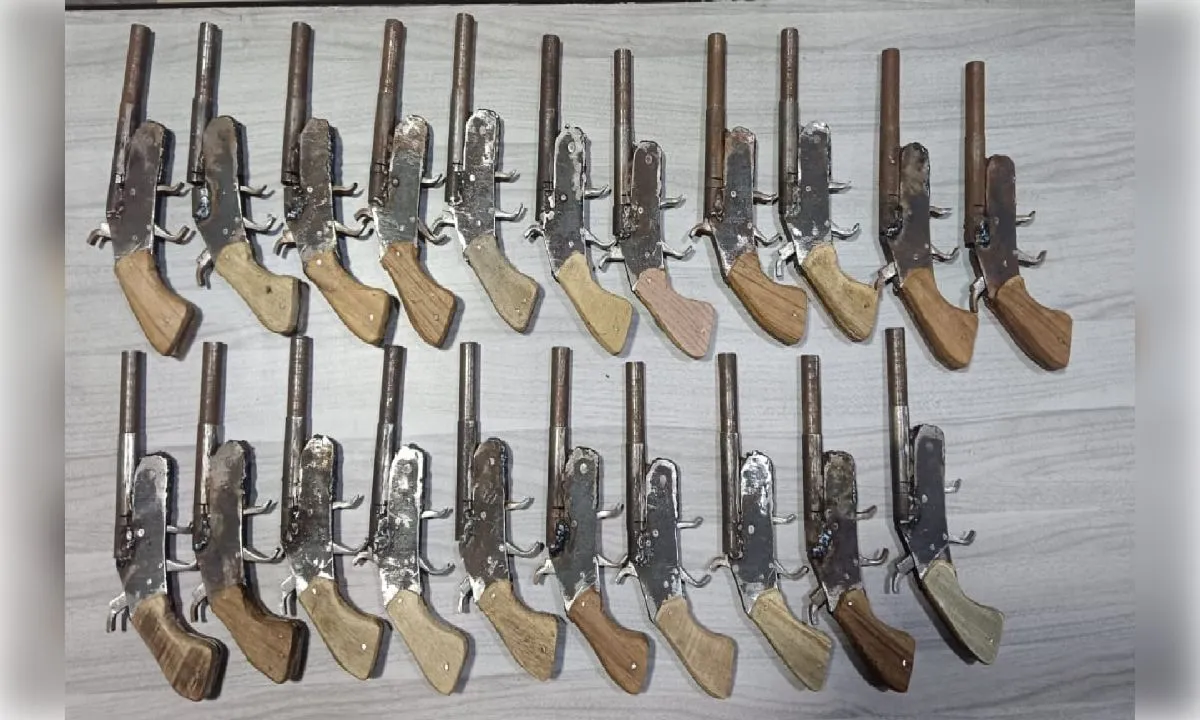 मेरठ में एसटीएफ की बड़ी कार्रवाई, 21 अवैध तमंचों और हथियार बनाने के उपकरणों के साथ आरोपी गिरफ्तार