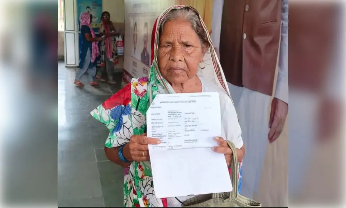  जिंदा महिला सरकारी रिकॉर्ड में हुईं मृत, तीन साल से पेंशन बंद, न्याय के लिए भटक रहीं सावित्री देवी
